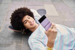 Das Samsung Galaxy Z Flip3 5G wird in einigen Ländern nur noch als Galaxy Flip3 5G vermarktet. (Bild: Samsung)