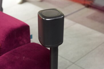 Der Standfuß von Vebos passt für den kleinen M1, wird aber nicht über JBL verkauft.