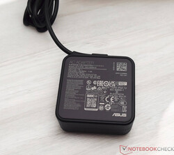 Netzteil des Asus ExypertBook B1