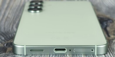 untere Gehäuseseite (Lautsprecher, USB-Port, Mikrofon, Kartenschacht)