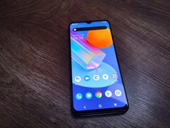 Das Motorola Moto G51 5G ist ein sehr großes Handy mit guter Ausstattung. Schön ist, dass es auch in kleinere Budgets passt.