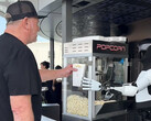 Optimus Roboter serviert Popcorn im Tesla Diner. (Bildquelle: Tesla Club-SoCal/X)