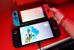Die Nintendo Switch 2 ist wesentlich größer als der eigene Vorgänger. (Bildquelle: The Verge, YouTube)