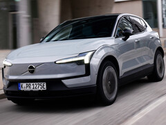 Wegen akuter Brandgefahr sollen Besitzer des Elektro-SUVs Volvo EX30 ihr Fahrzeug vorerst nicht mehr in der Garage parken (Bild: Volvo).