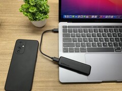 Die AIRmini SSD kann wahlweise über Wi-Fi, USB-C oder Thunderbolt angeschlossen werden. (Bild: Dominar Tech)