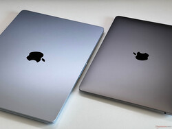 MacBook Air 15 M4 in Himmelblau (links) vs. MacBook Air 13 M1 in Space Grau (rechts)