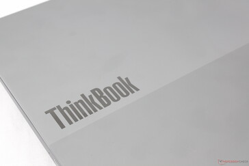 Vertrauter zweifarbiger grauer Außendeckel wie bei anderen ThinkBook Modellen