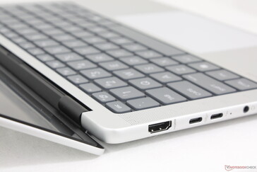 Deckel in maximalem Winkel geöffnet (~150 Grad)