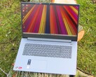 Farbenfroher 17,3-Zoll-Bildschirm an Bord: Lenovo IdeaPad 3 17ABA7.