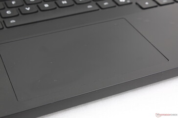 Unansehnliche Fingerabdrücke sammeln sich schnell auf den Handballenablagen, den Tasten und dem Clickpad