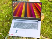 Im Bild: Das äußerlich baugleiche, AMD-basierte Schwestermodell des Lenovo IdeaPad 3 17IAU7.