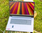 Im Bild: Das äußerlich baugleiche, AMD-basierte Schwestermodell des Lenovo IdeaPad 3 17IAU7.