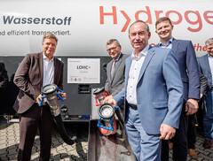 Wasserstoff: Innovatives Verfahren macht grünen Kraftstoff sicher transportierbar - mit Unterstützung von Robert Habeck und Hubert Aiwanger (Bildquelle: Hydrogenious)