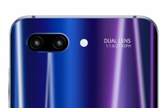 Das Honor 10 setzt auf eine Dual-Cam mit F/1.6 Blende und 27 mm Brennweite.