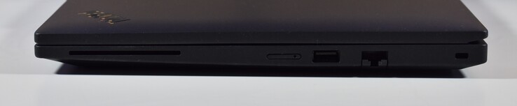 rechts: Smartcard-Leser, nanoSIM, USB-A 3.2 Gen 1, RJ45-Ethernet, Kensington Lock Slot