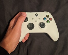 Der neue Controller für Xbox Series X und Xbox Series S zeigt sich in ersten Hands-On-Bildern, der Name der günstigen Next-Gen-Konsole ist bestätigt.