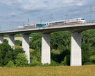 Der ICE-S zwischen Erfurt und dem Flughafen Leipzig/Halle. (Bildquelle: Deutsche Bahn AG / Frank Barteld)