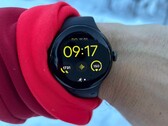 Die Google Pixel Watch 2 kann bei Amazon, Saturn und Media Markt heute für 189 Euro bestellt werden (Bildquelle: Benedikt Winkel)