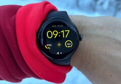 Die Google Pixel Watch 2 kann bei Amazon, Saturn und Media Markt heute für 189 Euro bestellt werden (Bildquelle: Benedikt Winkel)