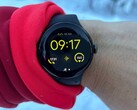 Die Google Pixel Watch 2 kann bei Amazon, Saturn und Media Markt heute für 189 Euro bestellt werden (Bildquelle: Benedikt Winkel)