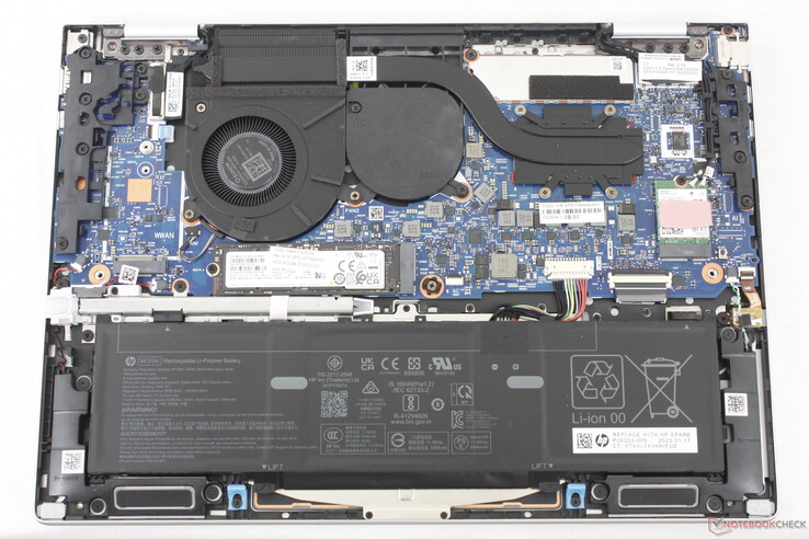 EliteBook 8 Flip G1i 13 mit einem M.2 2280 SSD-Steckplatz, einem herausnehmbaren WLAN-Modul und einem optionalen WAN-Steckplatz. RAM ist verlötet