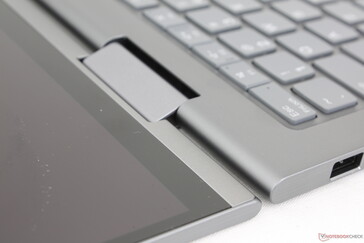 Die großen Scharniere sind in allen Winkeln stabil, so dass sie beim Tippen oder Einstellen von Winkeln nicht wackeln