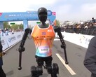 In Peking haben humanoide Roboter zu Testzwecken erstmals an einem Halbmarathon teilgenommen. (Bildquelle: YouTube / CGTN)