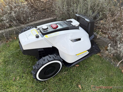 Mammotion Yuka in der Ladestation