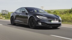 Das Tesla Model S verliert mit dem Alter zwar etwas an Beschleunigung, braucht aber trotzdem nur 5,5 Sekunden von 0 auf 100 (Bildquelle: AutoTrader)