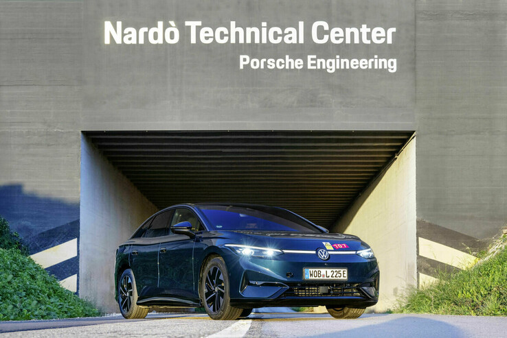 Das Testfahrzeug des VW ID.7 Pro S beim Effizienztest in Süditalien. (Bildquelle: Volkswagen Newsroom)