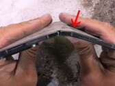 Google bewirbt ein stabileres Scharnier beim Pixel 9 Pro Fold. Leider ist der Rest des Foldables nicht sonderlich widerstandsfähig, wie ein Durability-Test zeigt. (Bildquelle: JerryRigEverything)