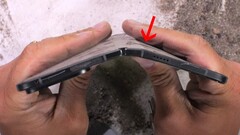 Google bewirbt ein stabileres Scharnier beim Pixel 9 Pro Fold. Leider ist der Rest des Foldables nicht sonderlich widerstandsfähig, wie ein Durability-Test zeigt. (Bildquelle: JerryRigEverything)