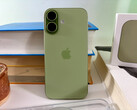 Das Apple iPhone 17 ist gegenüber dem iPhone 16 nur minimal gewachsen und wiegt mit 177 Gramm lediglich 12 Gramm mehr als das iPhone Air.