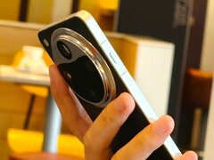 Ein Vergleich der Displayränder zwischen Oppo Find X8 Ultra (hier im Bild) und Apples iPhone 16 Pro und Pro Max sowie neue Hands-On-Bilder. (Bildquelle: Weibo)