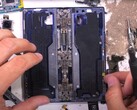 Sieht für den Beobachter nicht gerade staubdicht aus: Das Scharnier des Samsung Galaxy Z Fold 6 nach einem umfassenden Durability-Test und Teardown (Bildquelle: JerryRigEverything)