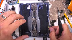 Sieht für den Beobachter nicht gerade staubdicht aus: Das Scharnier des Samsung Galaxy Z Fold 6 nach einem umfassenden Durability-Test und Teardown (Bildquelle: JerryRigEverything)