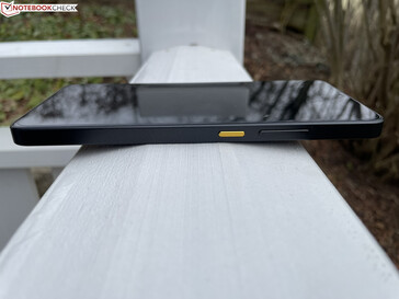 rechts: Powertaste, Lautstärkewippe (Bildquelle: Manuel Masiero)