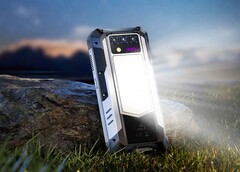 Das Oukitel WP100 Titan besitzt eine riesige 1.200 Lux Camping-Leuchte auf der Rückseite. (Bildquelle: Oukitel)