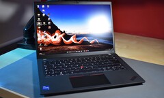 Das Lenovo ThinkPad T14 Gen 4 ist ein leiser und stabiler Office-Laptop mit einem etwas schwachen Display (Bildquelle: Benjamin Herzig)