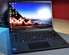 Das Lenovo ThinkPad T14 Gen 4 ist ein leiser und stabiler Office-Laptop mit einem etwas schwachen Display (Bildquelle: Benjamin Herzig)