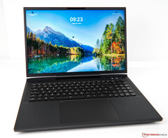 XMG Neo 17 mit QHD+ 240-Hz-Display, AMD Ryzen 9 und RTX 3070 Ti um 500 Euro rabattiert (Bild: Notebookcheck)