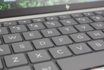 Das Tasten-Feedback ist nach wie vor scharf und leise, und das Tippen ist wohl angenehmer als auf einem ThinkPad oder XPS