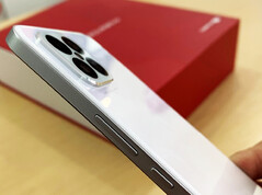 Das Huawei Nova 8 SE ist besonders dünn und leicht, das Design erinnert dabei verdächtig an die Konkurrenz aus Cupertino. (Bild: Digital Chat Station, Weibo)