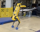 Spot kann sogar auf Rollen balancieren. (Bildquelle: Boston Dynamics)