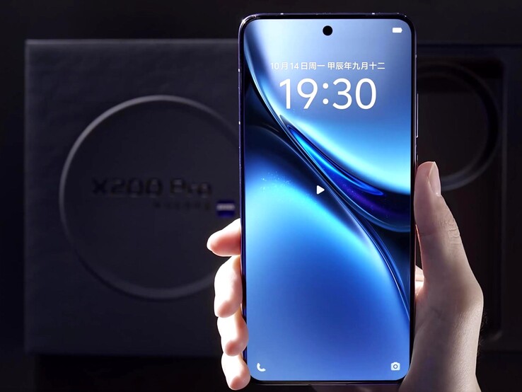 Das Vivo X200 Pro zeigt seine Micro-Four-Curved-Front in einem Unboxing-Video von Vivo.