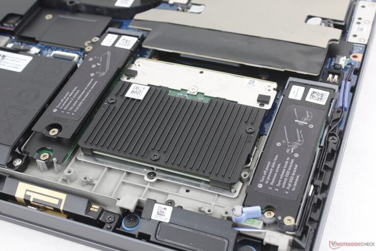 Die beiden M.2-2280-SSD-Steckplätze befinden sich neben dem CAMM2-Modul