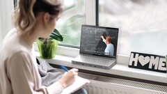 Das Compal Mobile Office belegt durch die faltbare Handballenauflage deutlich weniger Platz am Schreibtisch. (Bild: Compal)