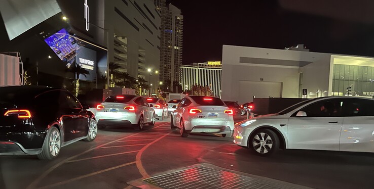 Hier stehen wir genau deswegen vor der Riviera Station im Stau. (Bildquelle: Andreas Sebayang/Notebookcheck.com)