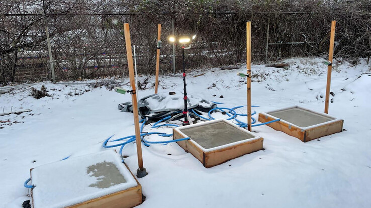 Betonplatten mit verschiedenen Zusammensetzungen erwärmen sich, um Schnee zu schmelzen (Bild: Drexel News)