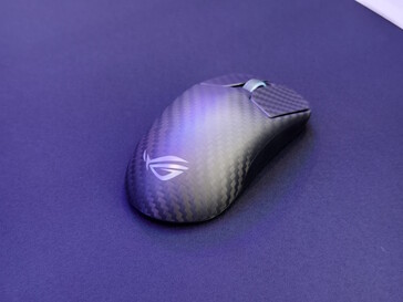 ROG Harpe Ace Extreme: Gaming-Maus mit Carbonfaser (Bild: Alexander Fagot, Notebookcheck)